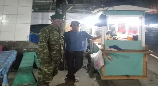 Patroli Malam di Tanjung Raja: Sinergi Babinsa Serka Partoyo dan Masyarakat Cegah Gangguan Kamtibmas